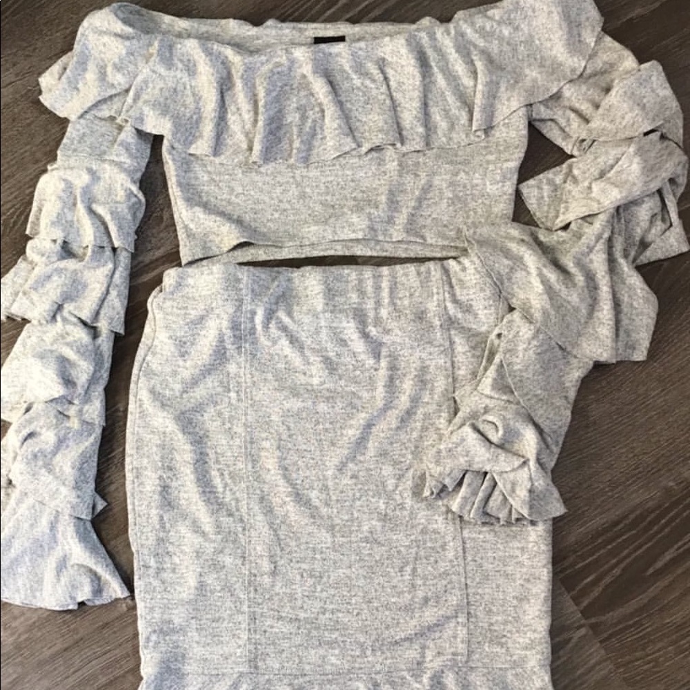 Gray Ruffle Set - Picture 3 of 4